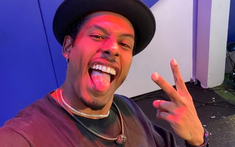 Paulo André, vice-campeão do BBB 22, faz sua primeira selfie: