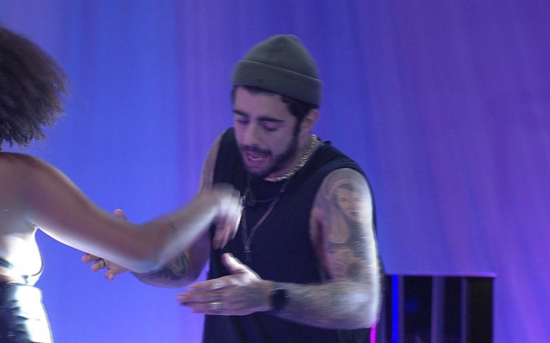 Pedro Scooby dança ao som de