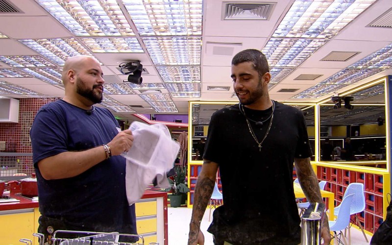 Pedro Scooby pede ajuda na cozinha e Tiago Abravanel brinca: "Fresco"