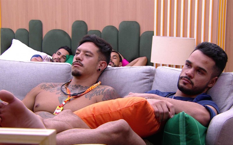 Pela Central do LÃder, brothers observam sisters e fazem comentários sobre beleza