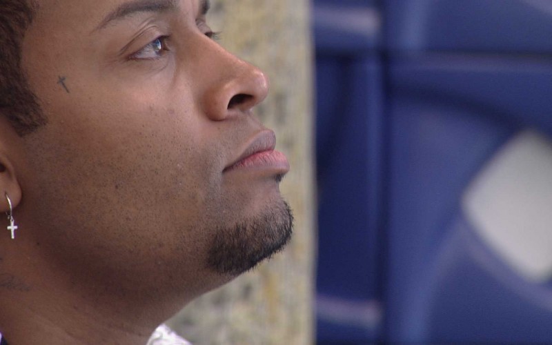 Pensativo na área externa do BBB21, Nego Di fala: