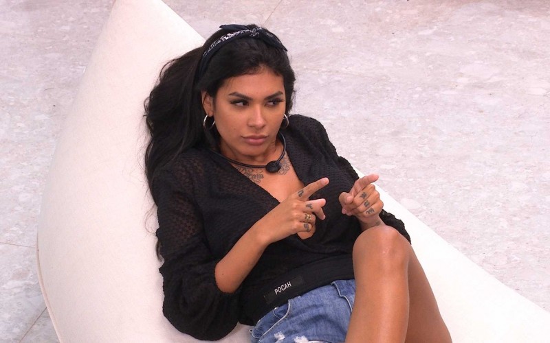 Pocah diz para Sarah: