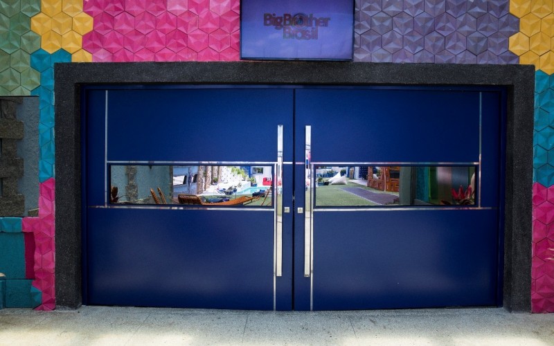 Portas de alumínio da casa do BBB21 são lindas, leves e resistentes