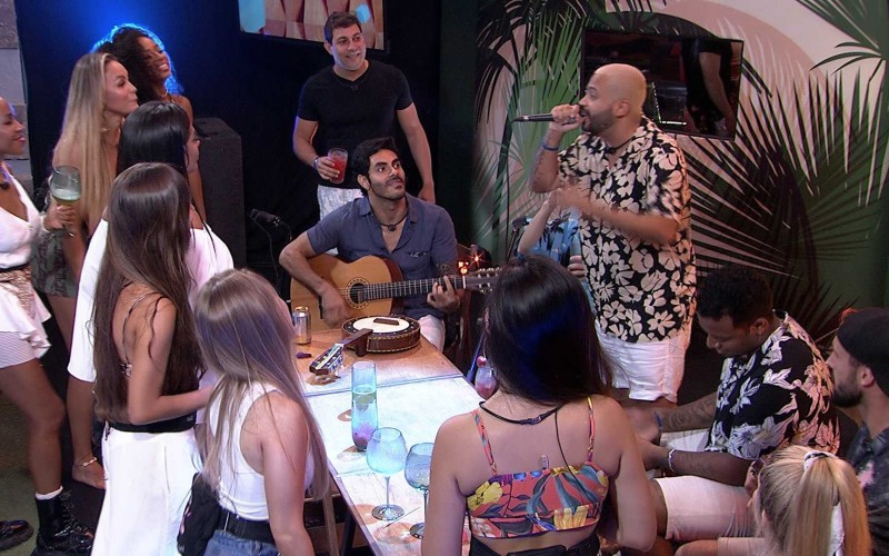 Projota canta paródia do BBB21 durante Festa do Líder: ‘Sorria que o Brasil está gravando’