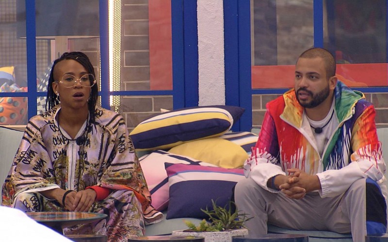 Projota e Karol Conká conversam sobre desentendimento da cantora com sister