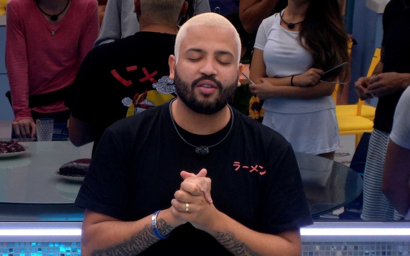 Projota faz homenagem ao aniversário da filha e canta música