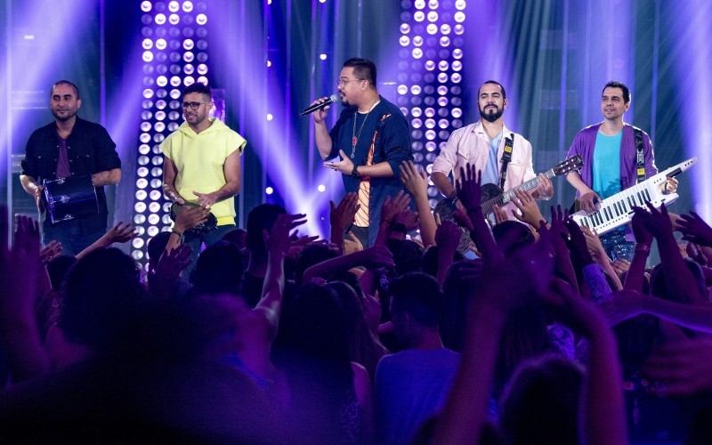 Quem canta hoje no BBB 25? Sorriso Maroto se apresenta na Festa deste sábado (8)