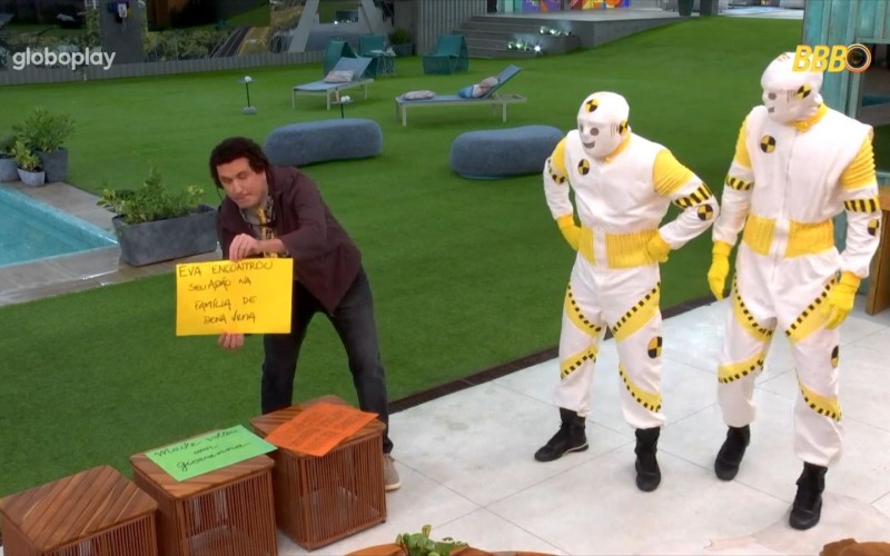 Rafael Portugal mostra cartazes e brinca com finalistas do BBB 25: