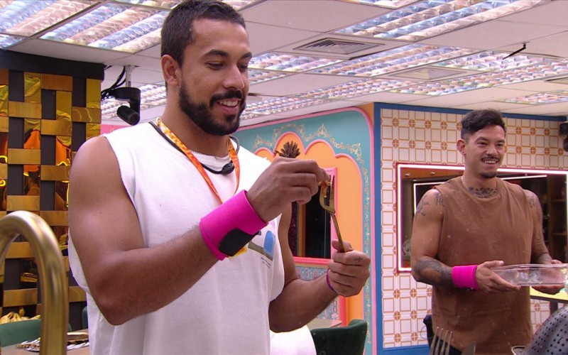 Renata afirma que brothers podem casar e Maike afirma: