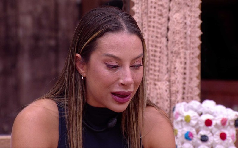 Renata cai no choro após eliminação de Eva: