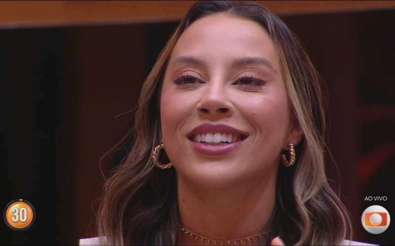 Renata chora ao ler discurso de Tadeu Schmidt após vitória no BBB 25