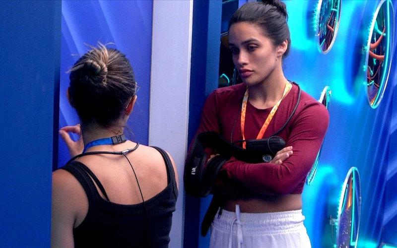 Renata conta que Maike está dando em cima dela, e Eva questiona: