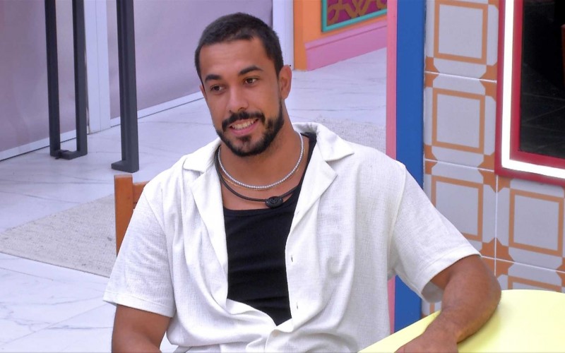 Renata diz sua idade no BBB 25 e Maike comenta: