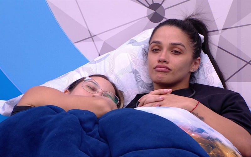 Renata e Eva pedem opinião de brothers sobre comentário durante almoço pós-Big Fone: