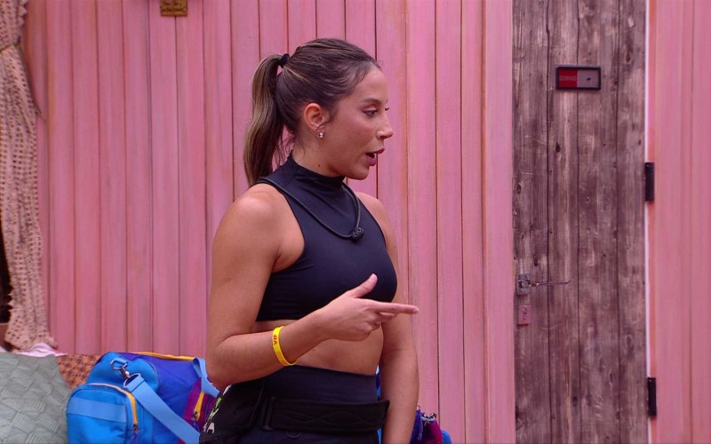 Renata fala com João Pedro sobre situação com Maike: