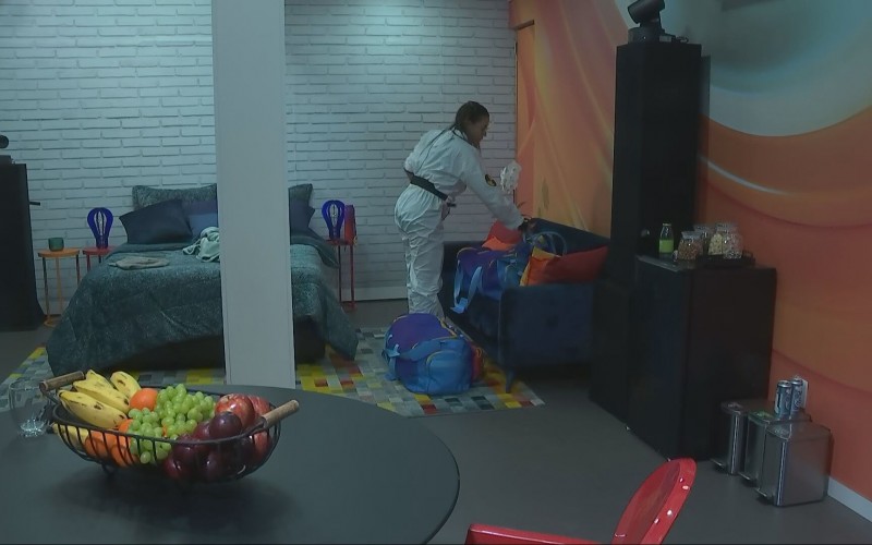 Renata prepara malas para deixar a Vitrine do Seu Fifi, no BBB 25