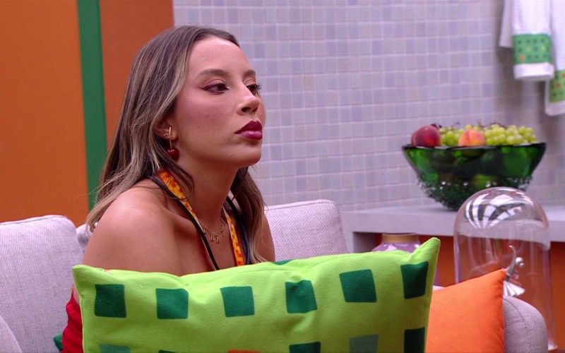 Renata usa crédito na Central do Líder e escuta sister falando sobre Bate-Volta em noite de Paredão