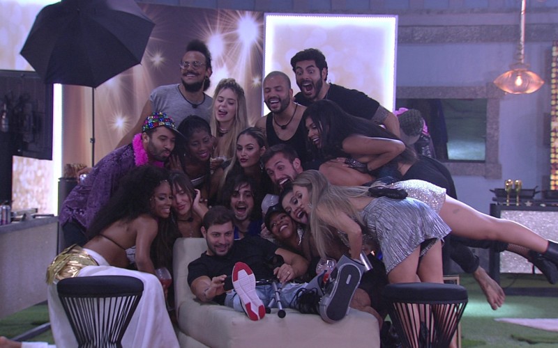 Resumo BBB21 23/02: Festa da Líder Sarah agita madrugada com DR, choro, selinho e performances