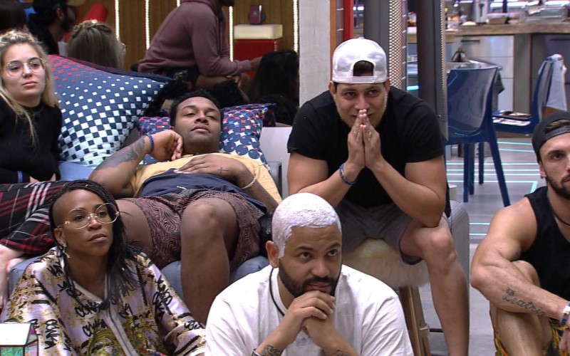 Reunidos na sala do BBB21, brothers aplaudem Presente do Anjo