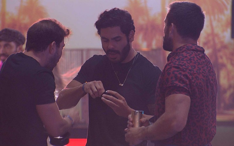 Rodolffo comenta com Arthur sobre Karol Conká durante a Festa da LÃder: