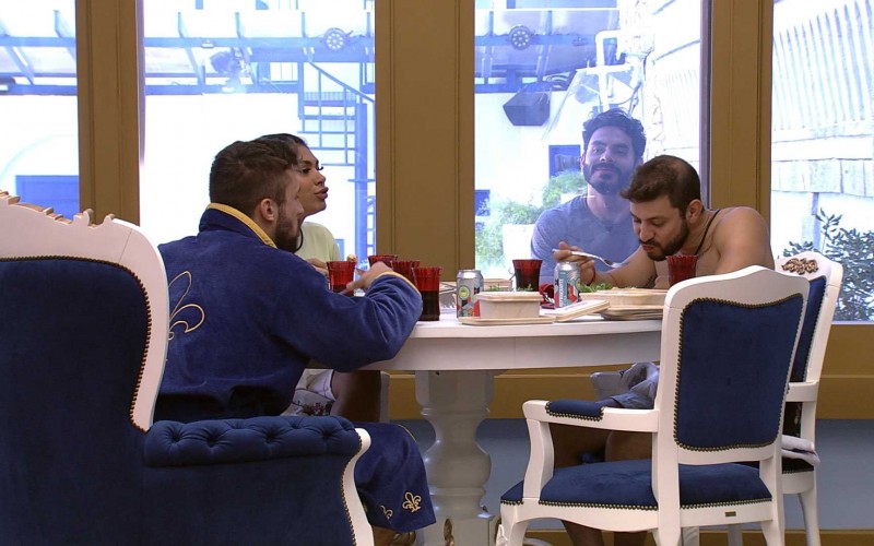 Rodolffo observa Almoço do LÃder no BBB21
