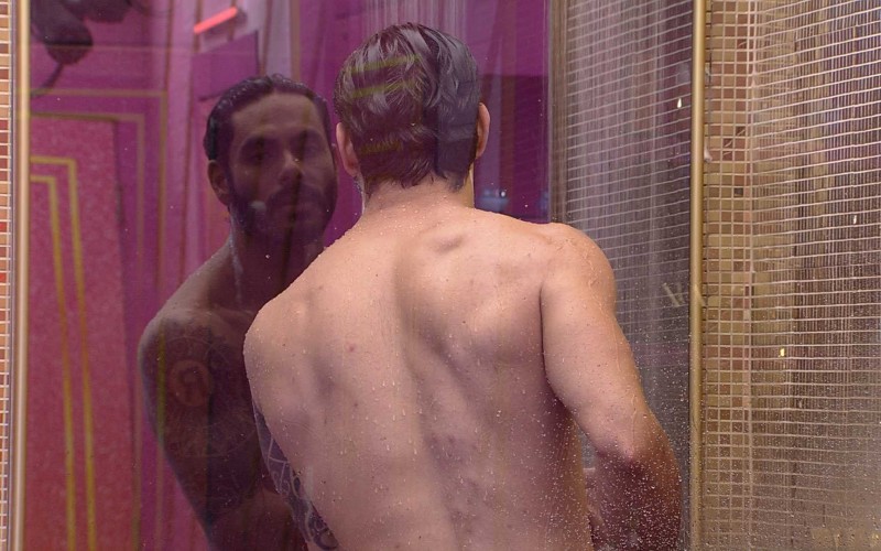 Rodolffo toma banho, no BBB21, e Caio comenta: