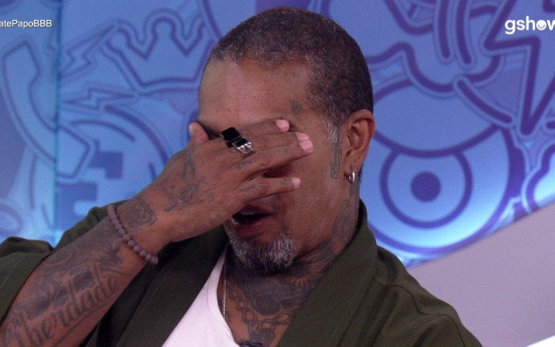 Rodriguinho chora com vídeo da esposa e do filho no Bate-Papo BBB