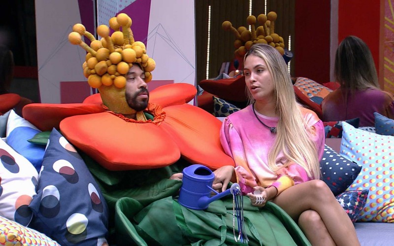 Sarah comenta com Gil sobre Lumena: