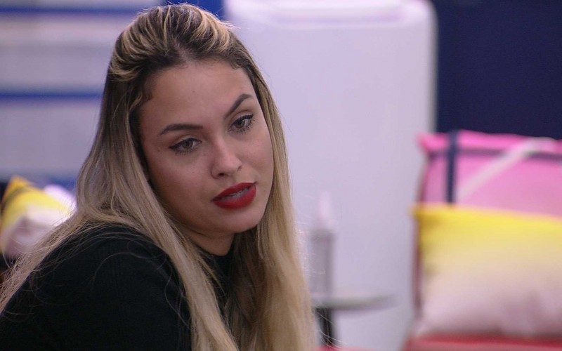 Sarah conta a Carla Diaz que viu Karol Conká falando mal dela no BBB21