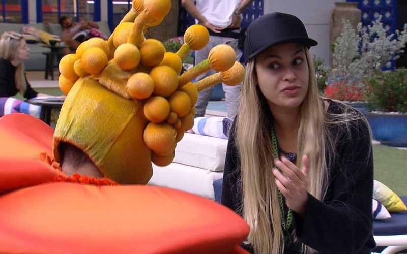Sarah defende Carla Diaz mas pontua: