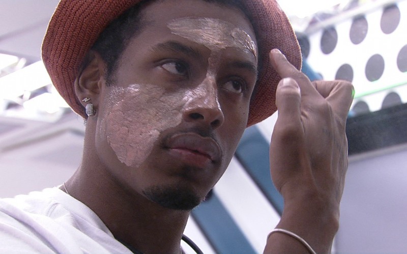 Se preparando para a Final do BBB 22, Paulo André aplica máscara facial
