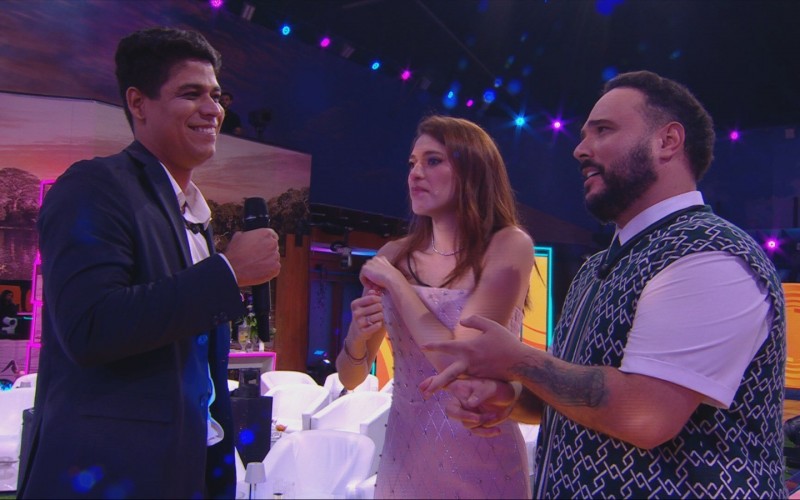 Segundo colocado do BBB 25, Guilherme canta com Ana Clara no gramado da casa