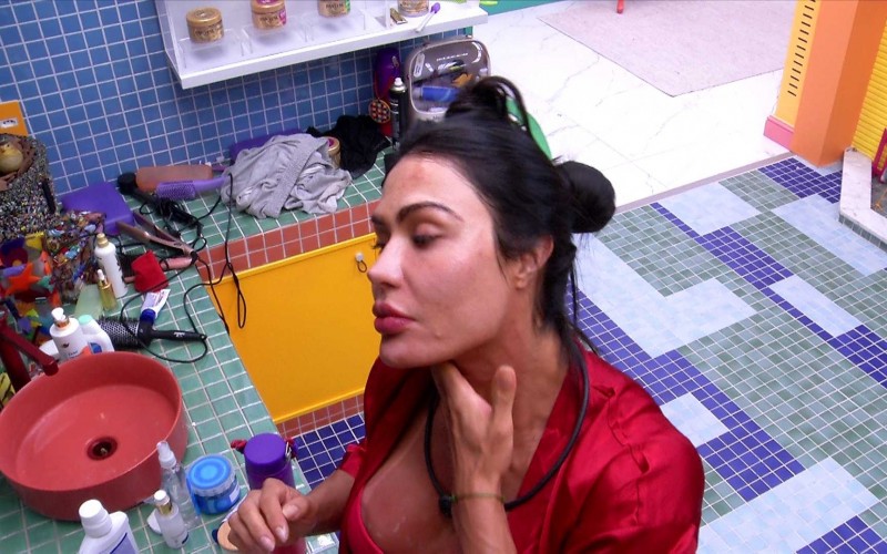 Sozinha na casa, Gracyanne Barbosa faz skin care enquanto brothers curtem o Show de Quarta