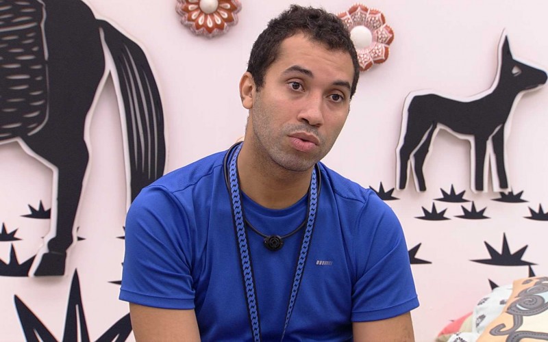 Sozinho, Gilberto desabafa no BBB21:
