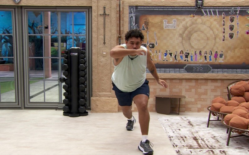 Sozinho na academia do BBB 24, Lucas Henrique faz movimentos de capoeira
