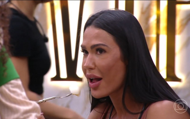 Tadeu Schmidt brinca com Gracyanne Barbosa sobre estrear academia: