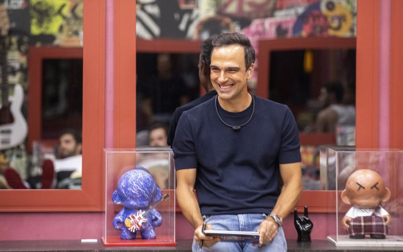 Tadeu Schmidt celebra reencontro com os participantes no BBB Dia 101:
