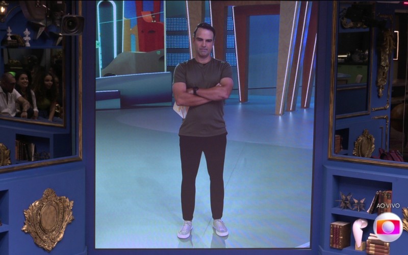 Tadeu Schmidt dá recado aos participantes após treta generalizada: