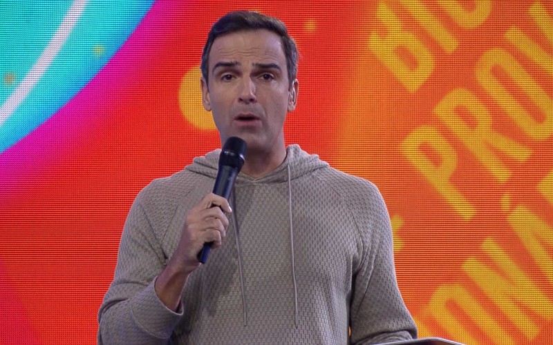 Tadeu Schmidt elogia filha de Douglas Silva na grande Final do BBB 22: