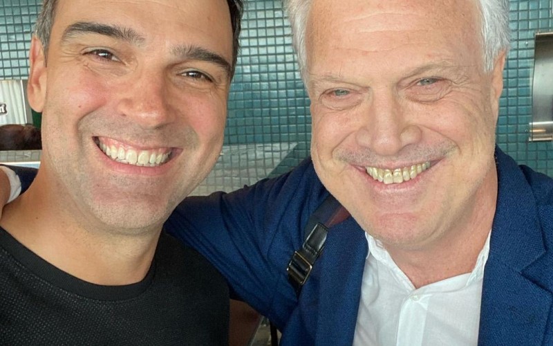 Tadeu Schmidt encontra Pedro Bial no aeroporto e declara: