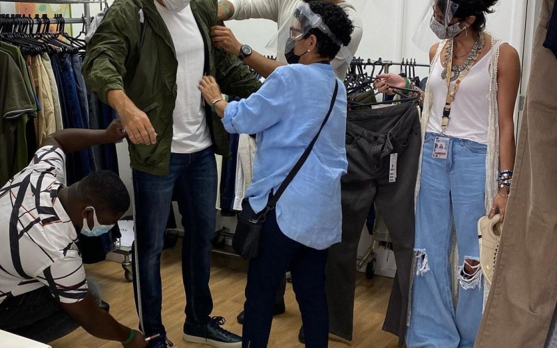 Tadeu Schmidt faz prova de figurino e mostra bastidores do