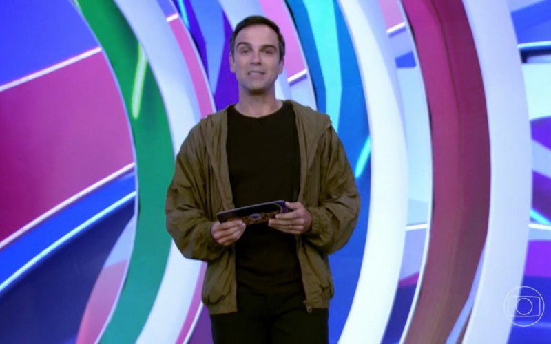 Tadeu Schmidt faz sua estreia no BBB22: