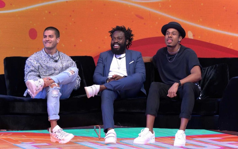 Tadeu Schmidt imita risada de Douglas Silva e finalistas do BBB 22 caem na risada