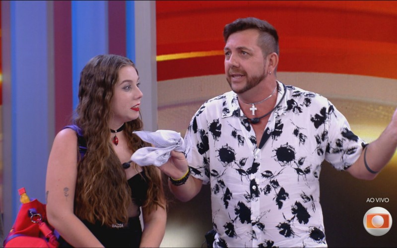 Tadeu Schmidt recebe eliminados Edilberto e Raissa, que comentam participação: