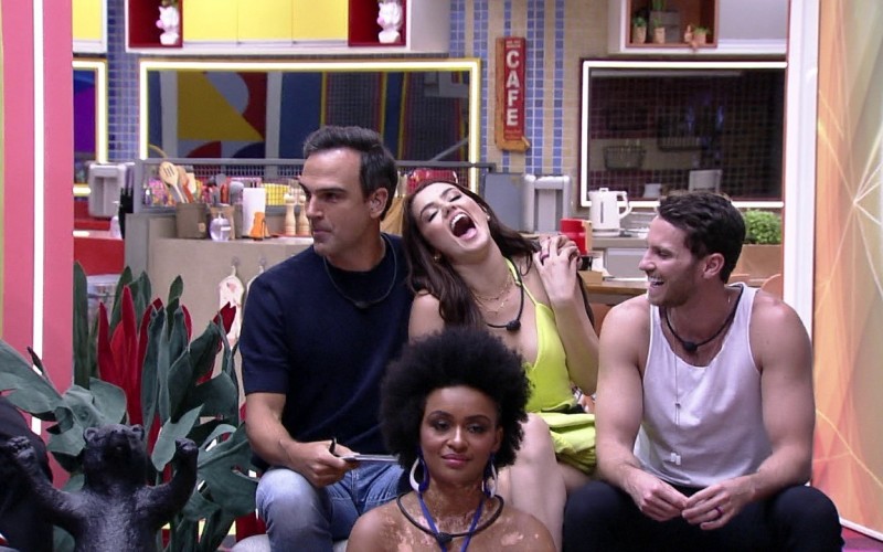 Tadeu Schmidt se senta ao lado de Eslovênia e é