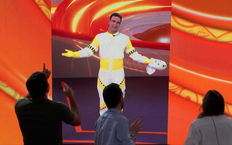 Tadeu Schmidt se veste de dummy e brinca com brothers:
