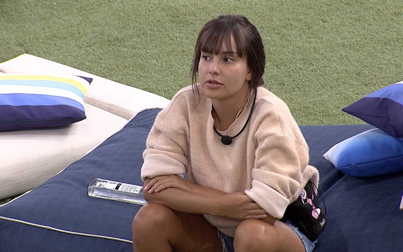 ThaÃs comenta com Juliette sobre ciúme de beijo quádruplo no BBB21: