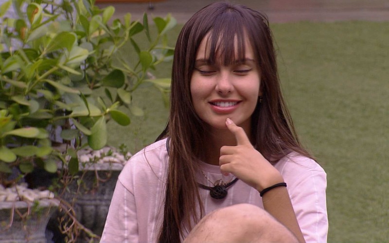 Thaís desabafa com Arthur sobre relacionamento com brother no BBB21: