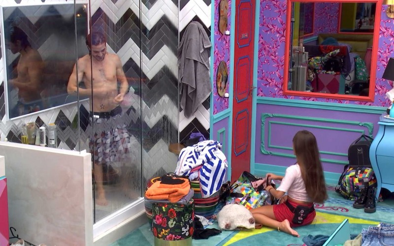 Thaís encontra peça íntima de Fiuk em sua mala e brinca: