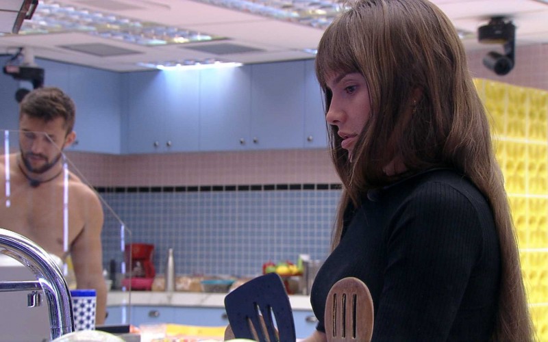 ThaÃs reclama de brothers e diz no BBB21: